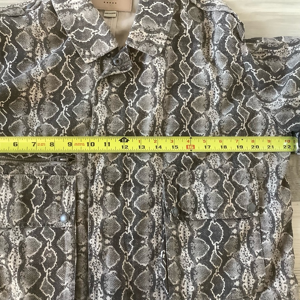 Blank NYC soft snakeskin cropped zipper jacket lightweight size medium - Picture 4 of 9